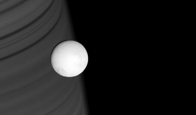 Энцелад — шестой спутник Сатурна (23 фото)