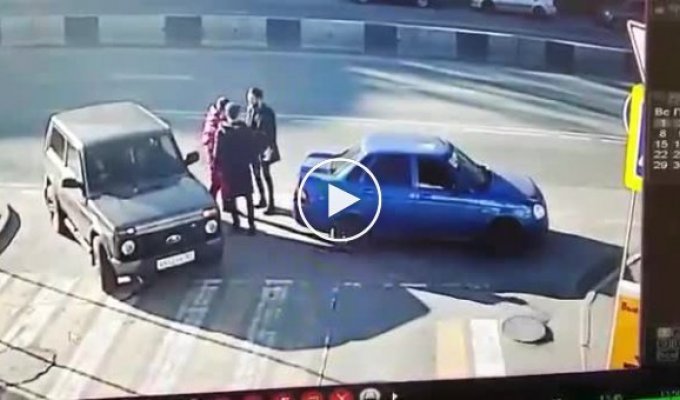 Водитель «Нивы» за секунду уложил двух агрессоров на заправке в Ростове-на-Дону