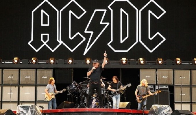 На 71-м году жизни скончался один из основателей легендарной рок-группы AC/DC (15 фото)