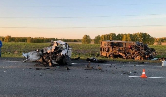 В Курганской области водитель «ГАЗели» устроил смертельное ДТП (2 фото + 1 видео)