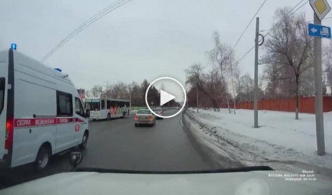 Момент ДТП с участием машины скорой помощи в Омске (мат)