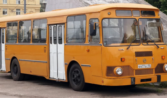 ЛиАЗ-677М – наш любимый городской автобус из СССР с булькающей автоматической коробкой передач (5 фото)