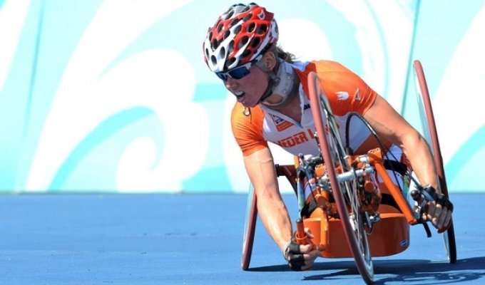 Паралимпийская чемпионка встала с инвалидного кресла после падения (4 фото)