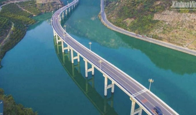 Зачем в Китае проложили шоссе прямо посередине реки (5 фото)
