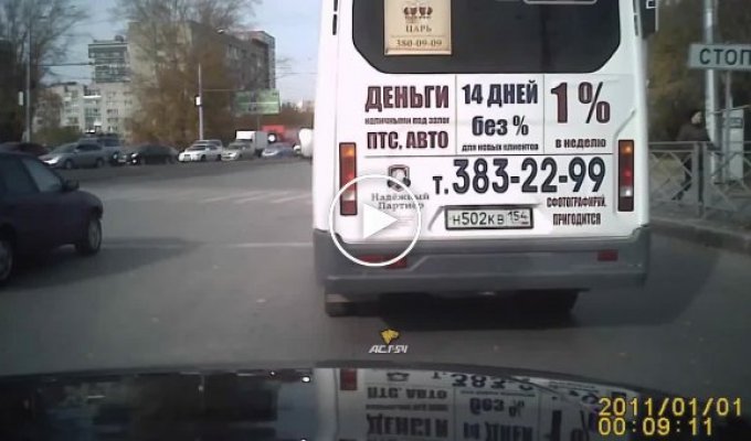 В Новосибирске водитель хотел объехать маршрутку и врезался в припаркованную машину