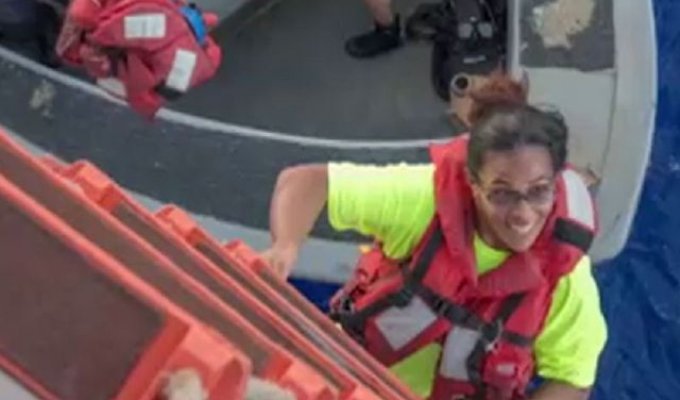 Моряки ВМС США спасали двух американок, дрейфовавших 5 месяцев в тихом океане (3 фото + видео)