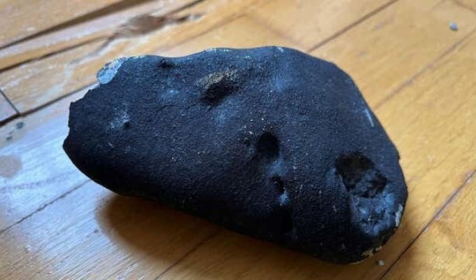 Метеорит упал на жилой дом и пробил крышу (3 фото + 1 видео)