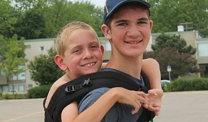 Американский подросток прошел 178 км, неся на спине брата, страдающего церебральным параличом (10 фото)