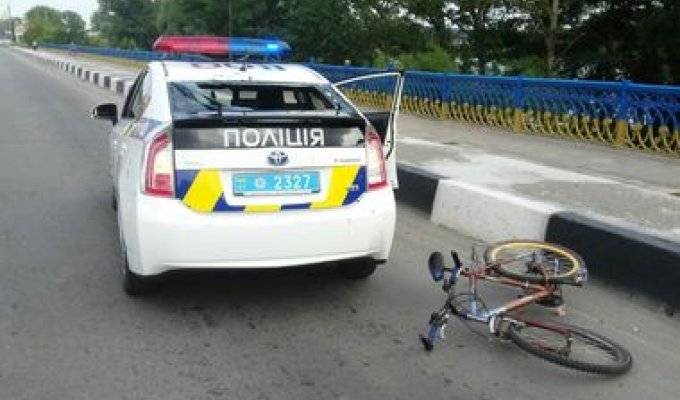 Велосипедист разбил головой стекло полицейской машины
