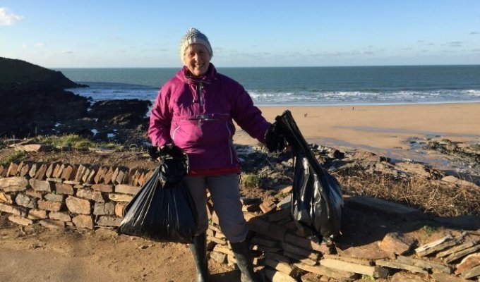 В 2018 году эта 70-летняя женщина очистила от мусора 52 пляжа (10 фото)