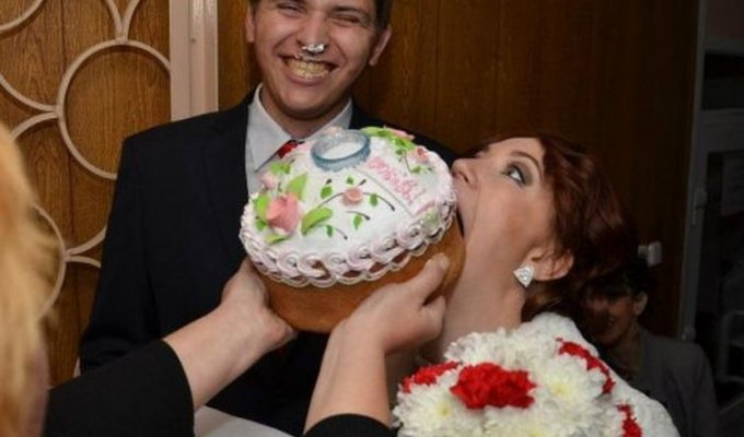 Безумные конкурсы, невеста на ладошке и другие ужасы беспощадной русской свадьбы (25 фото)