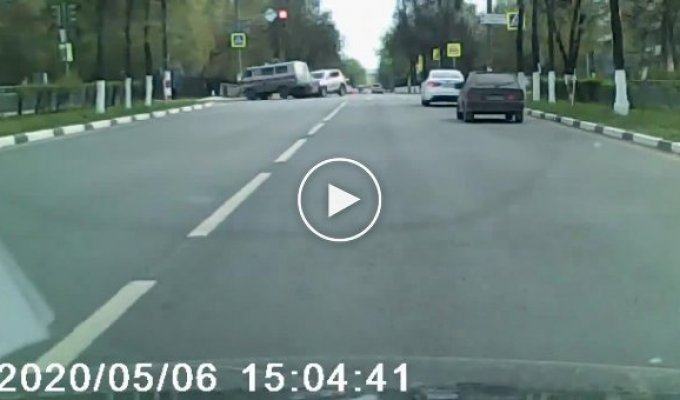 Мужчина выпал на дорогу. ДТП с участием скорой помощи в Дзержинске