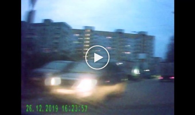 В Воронеже ребенок бросился на машину и травмировал ногу
