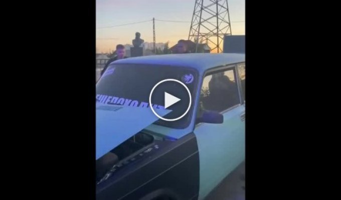 В Якутске парень не пожелал отдавать машину полицейским и разобрал ее прямо при них (мат)