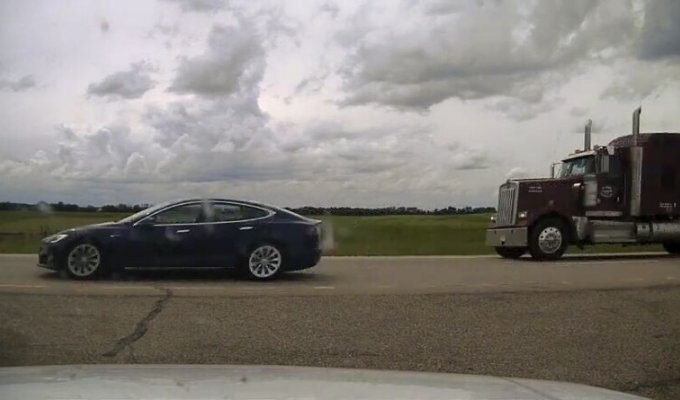 Когда уснул водитель: Tesla попыталась удрать от полиции (3 фото)