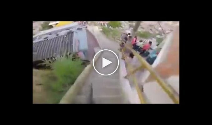 Безбашенный маунтинбайкер снял заезд по узким городским улицам на видео
