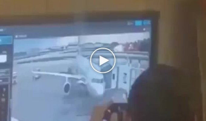 Сотрудники аэропорта Шереметьево высмеяли посадку горящего самолета
