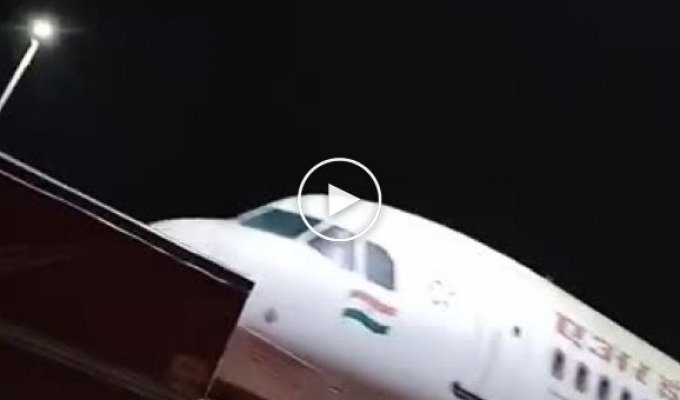 Пассажирский самолет застрял под пешеходным мостом возле аэропорта в Дели