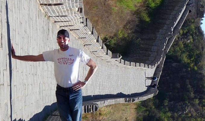 Это фото парня на Великой Китайской стене озадачило Интернет (2 фото)