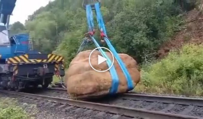 Камень весом в 16 тонн скатился с сопки и аккуратно лёг на рельсы на перегоне между станциями