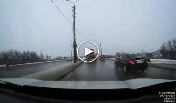 Автомобилистка устроила ДТП на мосту в Архангельске