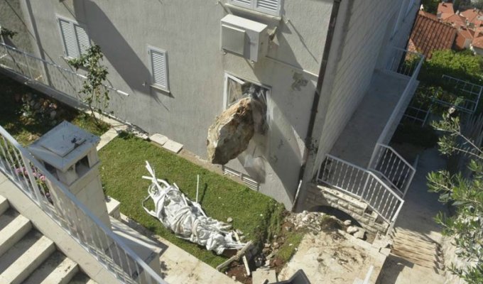 В Хорватии огромный валун рухнул со скалы и попал в окно жилого дома (5 фото)