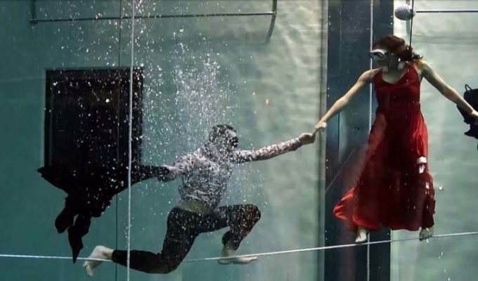 Дуэт ныряльщиков установил мировой рекорд Гиннесса, станцевав под водой без кислорода 3,5 минуты (6 фото + 1 видео)