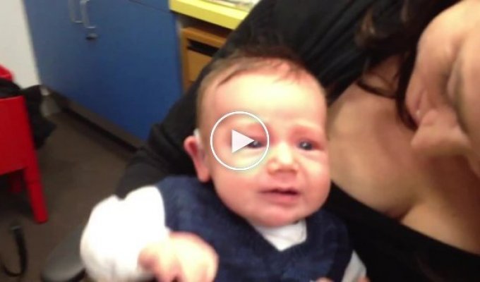 Глухой от рождения малыш впервые слышит голос мамы