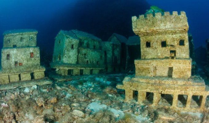 Заброшенный подводный "город" на глубине 30 метров (6 фото + 1 видео)