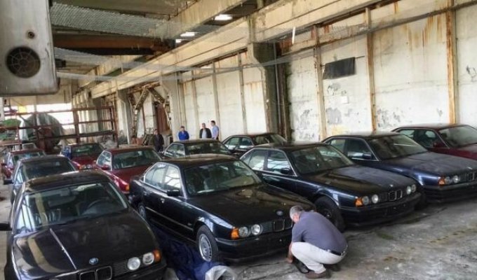 В Болгарии найден склад с новыми BMW 5 Series из 1990-х (3 фото)