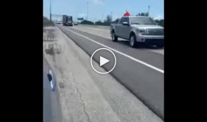 Мужчина на ходу запрыгнул на капот грузовика
