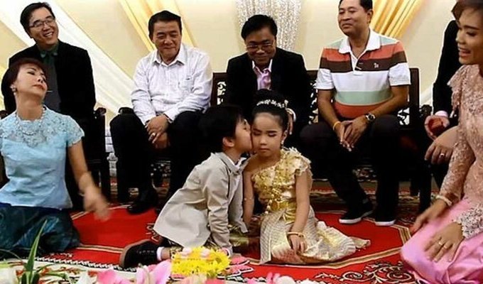 В Таиланде родители поженили близнецов, так как брат и сестра были возлюбленными в прошлой жизни (7 фото + 1 видео)
