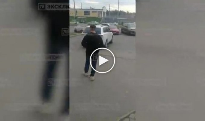 В Петербурге врач с пистолетом набросился на женщину с ребенком