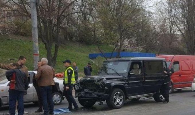 В Киеве пьяный автомойщик разбил Mercedes-Benz Gelandewagen Медведчука (4 фото)