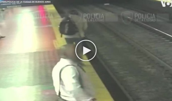 Мужчина засмотрелся в свой телефон в метро и рухнул на рельсы
