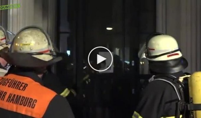 Пожарные сначала проверяют своим методом, открыты ли двери