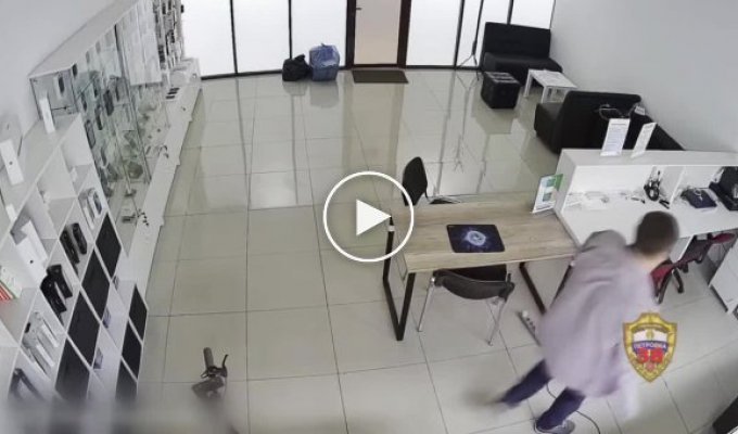Мужчина украл 53 новых iPhone и 5500 долларов на второй день работы в московском салоне связи