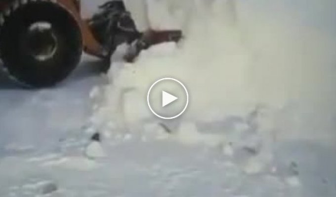 Трактор находит автомобили в снегу на Сахалине
