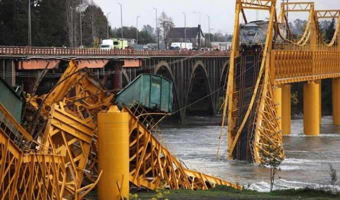 В Чили под тяжестью товарного поезда рухнул мост (4 фото)