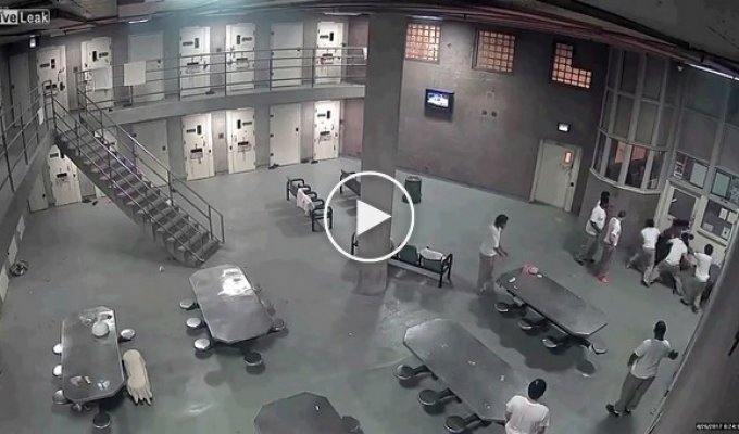 В чикагской тюрьме заключенные напали на надзирателей