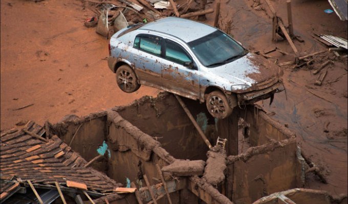 Бразильский городок приходит в себя после затопления (22 фото)