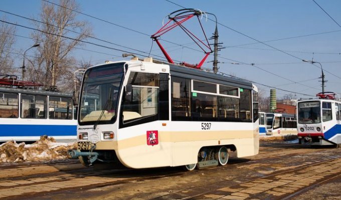 Экспериментальный мини-трамвай запущен в Москве (9 фото)