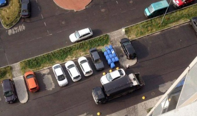 «Мусорное» наказание за неправильную парковку (4 фото)