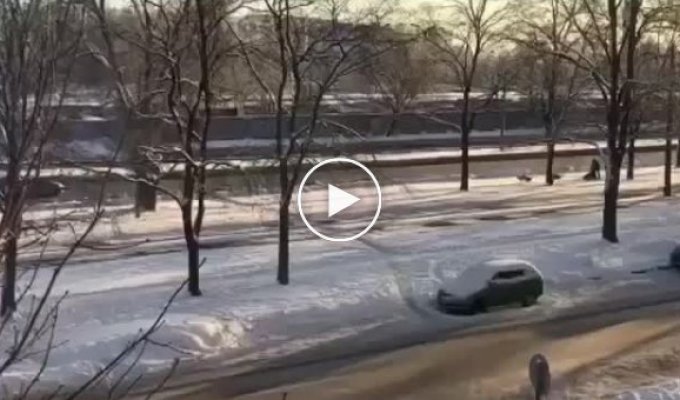 Снежные завалы в Петербурге вынуждают использовать старинный транспорт