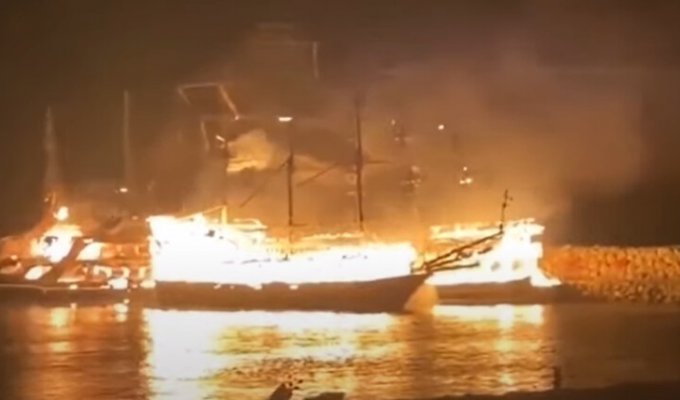 В курортном городе Турции сгорели туристические парусники (3 фото + 1 видео)