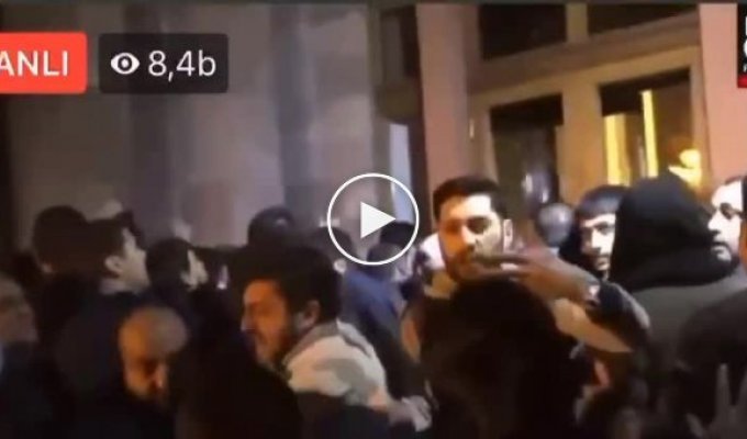 Недовольные решением Никола Пашиняна армяне устроили погромы в здании правительства в Ереване
