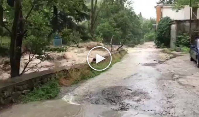 Наводнения в Крыму продолжаются. В Ялте за шесть часов выпала месячная норма осадков