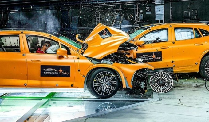 Краш-тест двух электромобилей Mercedes (4 фото + 1 видео)