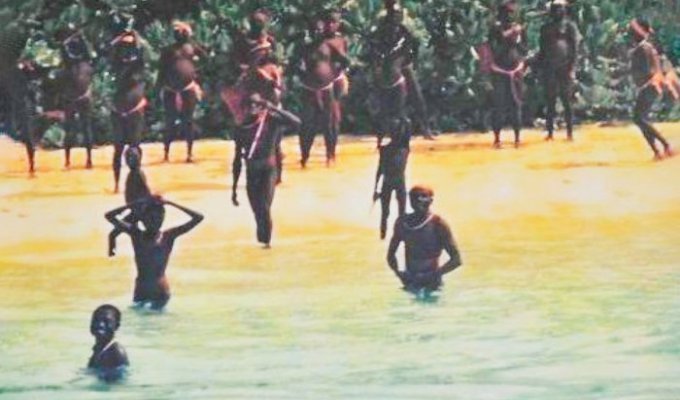 Сентинельцы: как живет дикое племя, которое так и не научилось добывать огонь (4 фото)