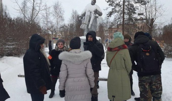 Бабушка из Архангельска собрала митинг против Марка Рокфеллера (5 фото)